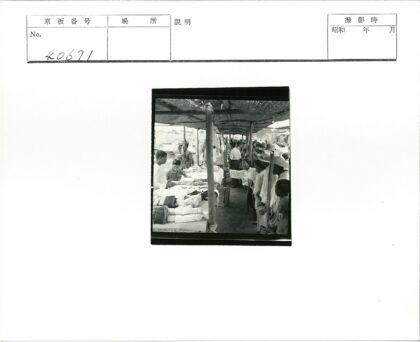 户外市场纺织品交易场景.jpg