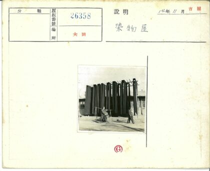 户外布条与建筑背景行人.jpg