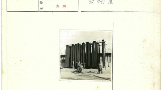户外布条与建筑背景行人.jpg