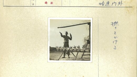 户外平衡梁上持物行走.jpg