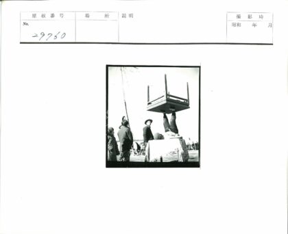 户外平衡表演围观场景.jpg