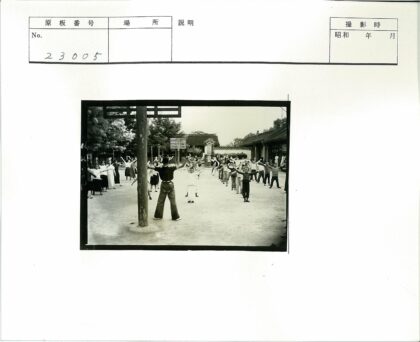 户外庭院传统建筑前集体锻炼.jpg