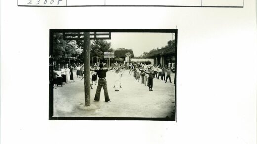 户外庭院传统建筑前集体锻炼.jpg