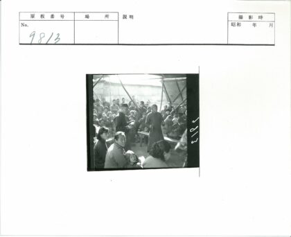 户外庭院聚会人群长凳合影.jpg
