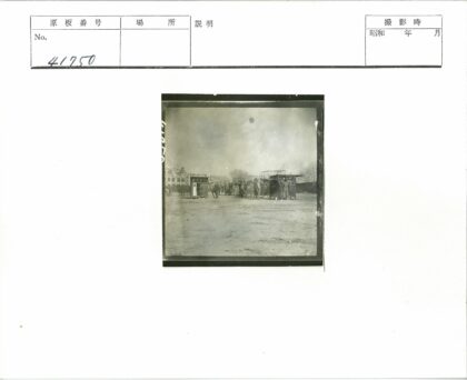 户外建筑人群树木背景.jpg