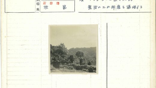 户外徒步穿越岩石山区.jpg