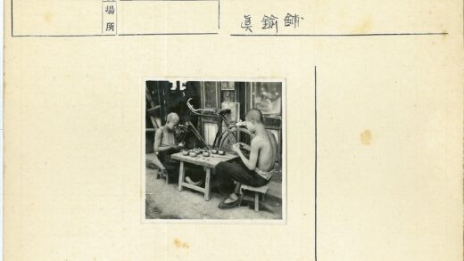 户外手工创作的年轻人与自行车.jpg