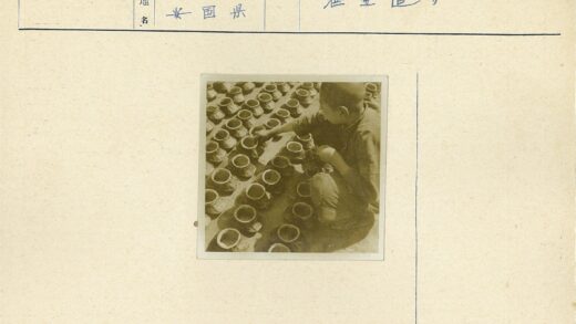 户外手工陶罐摆放艺术.jpg