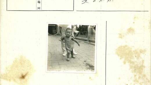 户外抱婴儿温馨亲子瞬间.jpg