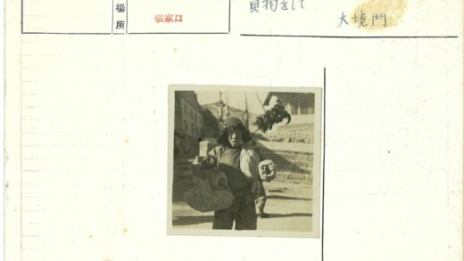 户外持羽毛棍与袋子的人.jpg