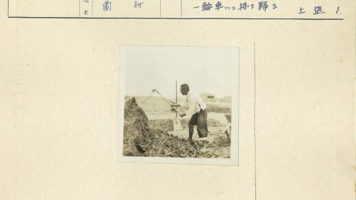 户外挖土工人与手推车.jpg