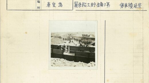 户外挖掘现场工作场景.jpg
