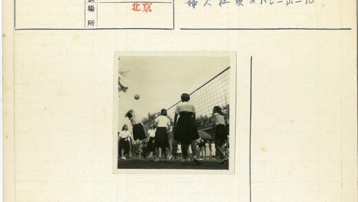 户外排球赛多云天空下.jpg