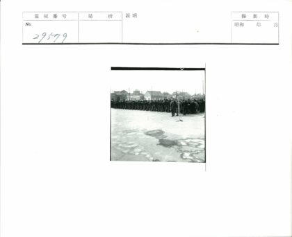 户外排队人群历史建筑背景.jpg