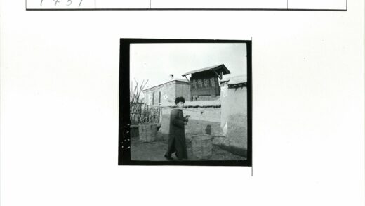 户外提篮人砖房栅栏景.jpg