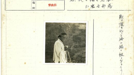 户外搭建白衬衫男子持绳棍.jpg