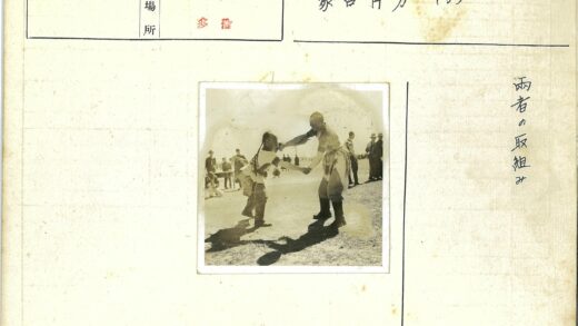 户外摔跤比赛观众围观.jpg