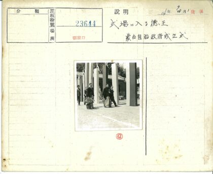 户外散步与瓦顶建筑风景.jpg