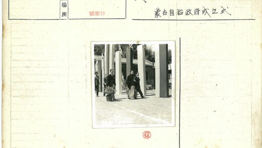 户外散步与瓦顶建筑风景.jpg