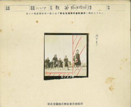 户外散步人群与鼓建筑背景.jpg