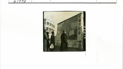 户外显示板前的人群与建筑背景.jpg