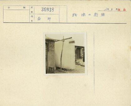 户外晾晒床单与木凳街景.jpg