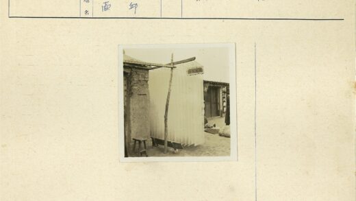 户外晾晒床单与木凳街景.jpg