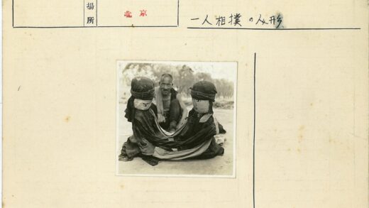 户外木偶表演者与自然景观.jpg