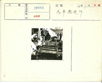户外木工团队合作施工.jpg