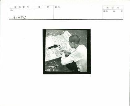 户外木托盘鲜花与落叶.jpg