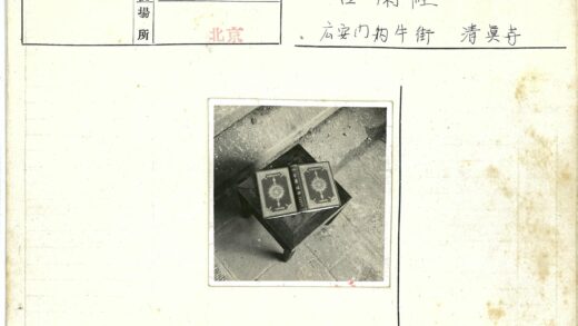 户外木桌与华丽书籍.jpg