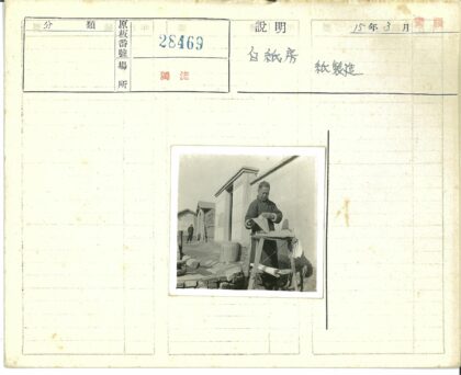 户外木桌整理文件与行人背景.jpg