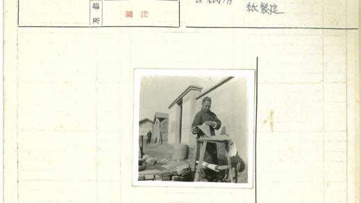 户外木桌整理文件与行人背景.jpg