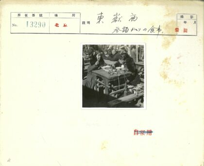 户外木桌旁用餐的女人.jpg