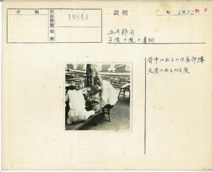 户外木桌聚餐石墙盆栽.jpg