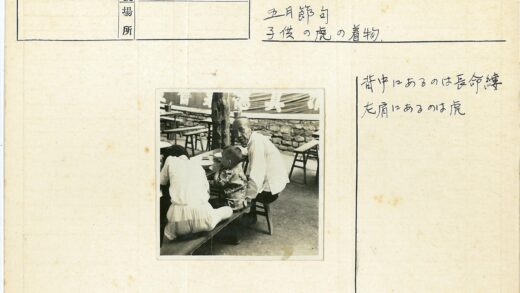 户外木桌聚餐石墙盆栽.jpg