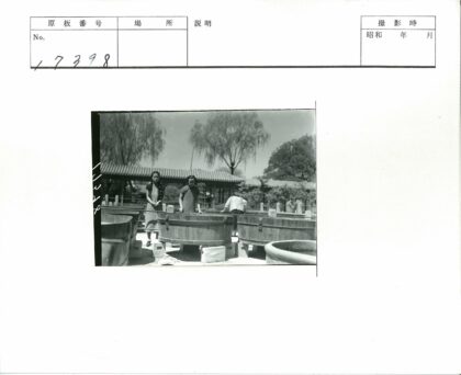 户外木桶旁三人合影.jpg
