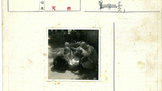 户外木桶洗白蔬菜劳作场景.jpg