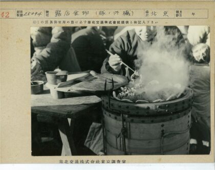 户外木桶烹饪美食.jpg