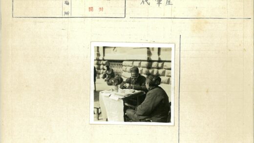 户外桌旁交谈与石建筑街景.jpg