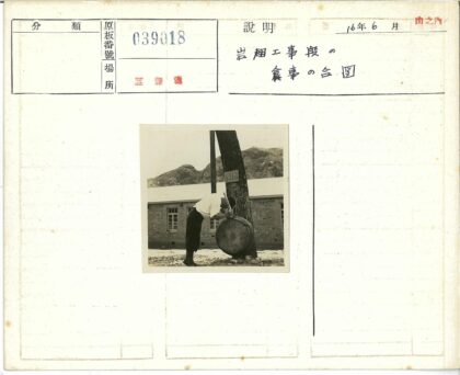 户外桶边休憩山景砖房背景.jpg