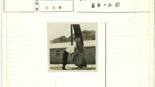 户外桶边休憩山景砖房背景.jpg