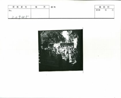 户外正式聚会与自然建筑背景.jpg