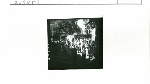 户外正式聚会与自然建筑背景.jpg