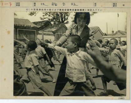 户外武术课指导孩子.jpg