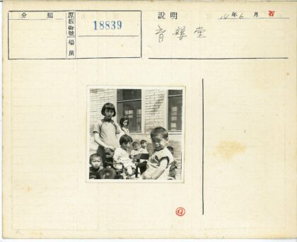 户外母子与砖房.jpg