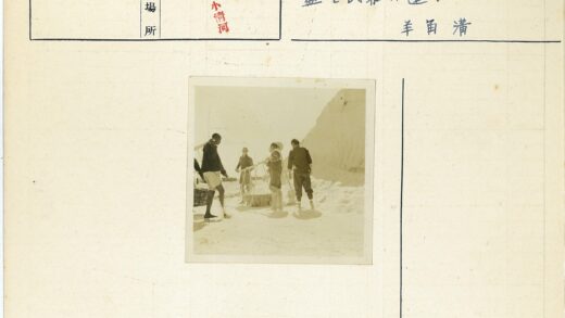 户外沙地提篮劳作人群.jpg