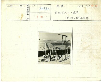 户外沙地木架上垂直排列的手持工具.jpg
