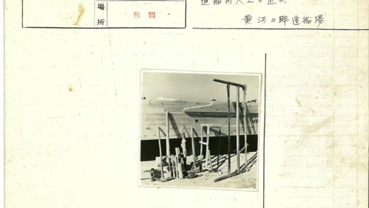 户外沙地木架上垂直排列的手持工具.jpg