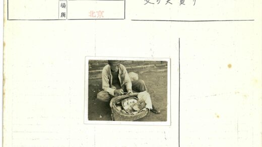 户外清理篮中物品.jpg